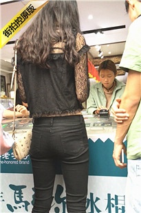 黑色紧身牛仔裤长发美眉[492M/MOV]