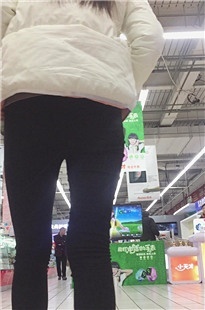 超市里跟拍一位过敏之极的紧身裤女人[665M/MP4]