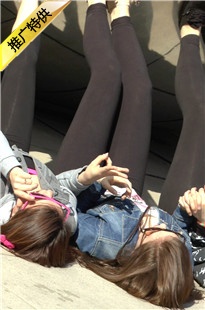 玩自拍的一群紧身裤外国妹子[958M/MTS]