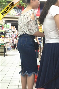 超市买水果的紧绷蓝色包臀牛仔长裙成熟美眉[367M/MOV]