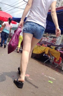 穿拖鞋的白衣热裤少女[95.8M/MOV]