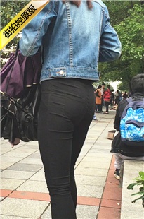街拍黑色紧裤极品饱满圆润翘臀美眉[307M/MOV]