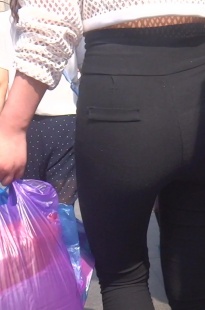 重口味细腰丰臀的黑色紧身裤MM[79.5M/MP4]