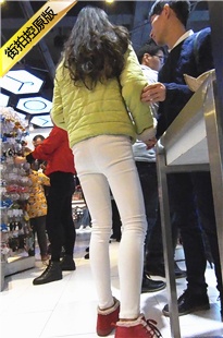 和小男朋友一起逛百货的黄衣白色紧身裤妹子[576M/MP4]