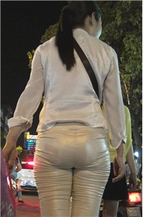 紧身白色皮裤丰臀熟女[491M/MP4]