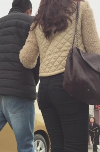 紧身牛仔裤美女丰收而归[585M/MP4]