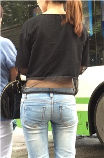 公交站深沟包臀紧牛MM[308M/MOV]