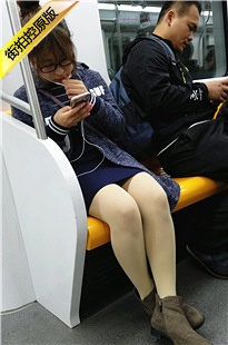 4K-地铁拍摄蓝色紧身连衣裙白丝学生美眉[494M/MP4]