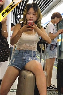 地铁站等车的蓝色牛仔热裤豪放漂亮美眉[644M/AVI]