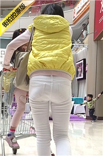 白色紧身裤妈咪和女儿逛商场[899M/MOV]