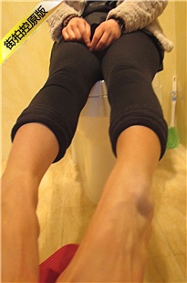 美眉浴室展示精致玉足[612M/MOV]