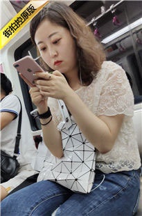 4K-地铁上的牛仔裤美女[645M/MP4]