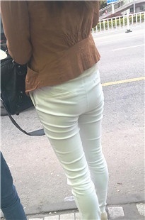 白裤年轻妈妈带着小萝莉等公交[144M/MP4]