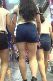 三个紧牛热裤鲜嫩妹子爱逛街[356M/MTS]