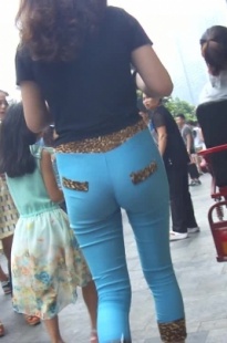 领着女儿的蓝色超紧裤妈妈，都勒到沟里去了[103M/MP4]