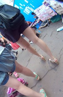 [光腿系列第10集] 天桥跟拍 腿又白又长[209M/MP4]