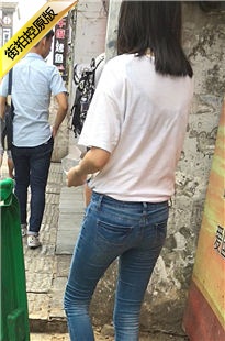 街拍苗条牛仔裤笔直长腿美眉[403M/MOV]