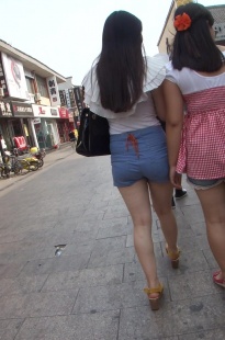 重口味紧臀MM和闺蜜在逛街[117M/MP4]