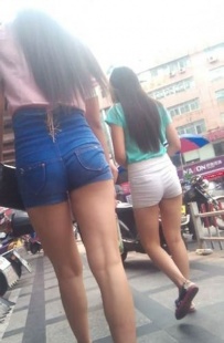 街拍两个高腰牛仔包臀嫩妹[11P]