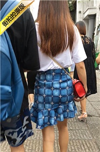 白色T恤蓝色花短裙翘臀长发美女[354M/MOV]