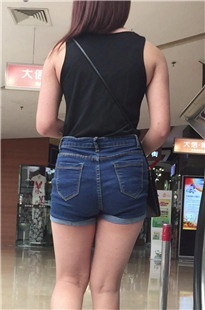 一路跟拍年轻牛仔热裤妹子[286M/MOV]