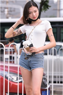 手持咖啡的恬静少女MJ2203[790M]