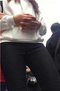 长时间捕获黑色紧身裤前三角区[272M/MP4]