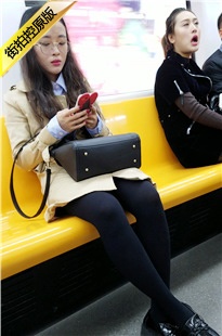 地铁拍摄黑丝皮裙眼镜美眉[424M/MP4]