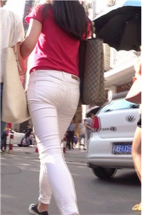 长发飘逸的紧身白裤妈妈[115M/MTS]