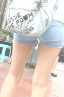 背着包包的清纯热裤小妹[21.8M/MP4]