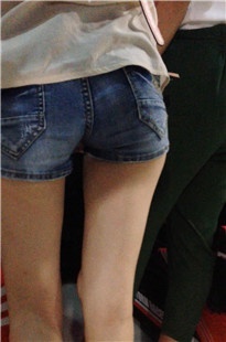 电玩厅看别人打游戏的热裤妹子[249M/MOV]