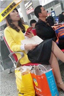 4K-火车站候车的黑色长裙肉丝高跟MT女子[748M/MP4]