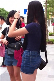 牛仔热裤美女，腿好白[144M/MOV]