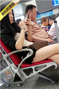 4K-街拍黑色上衣热裤红鞋美女[904M/MP4]