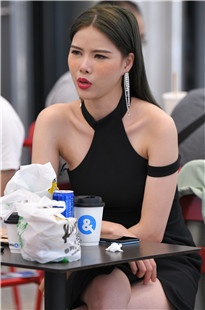 喝下午荼的美女3A9068[2.41G]