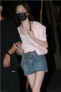 美貌与气质并存的筷子大长腿女友3A6272[1.25G]