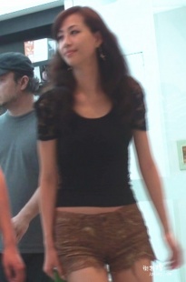 黑衣豹纹超短热裤极品美女[220M/MTS]