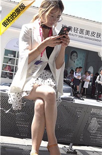 4K-白衣短裙街拍肉丝黄色尖头皮鞋美女[1.69G/MP4]