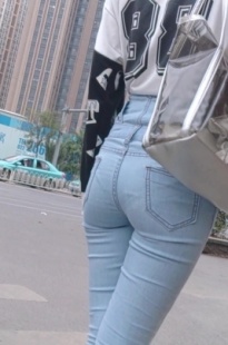 高腰丰臀紧牛美眉，好想上去抱抱啊[280M/MP4]