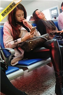 4K-候车室里黑色紧身皮裤长发极品女神[651M/MP4]