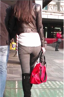 跟拍高挑紧牛MM，被她男友盯了一下[114M/MP4]