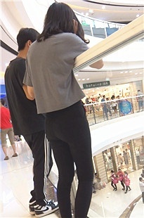 栏杆上黑色紧身裤小美女[291M/MTS]