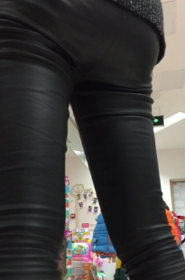 孩子王商店遇黑色皮裤母亲[477M/MP4]