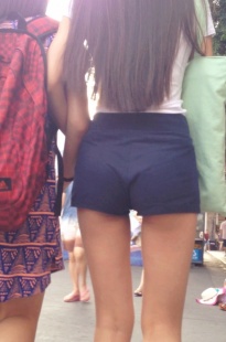 极品靓丽高挑MM，走路已经夹不紧了[352M/MOV]