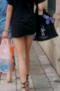 妹子的上衣把热裤都挡住了，还以为没穿[60M/MP4]