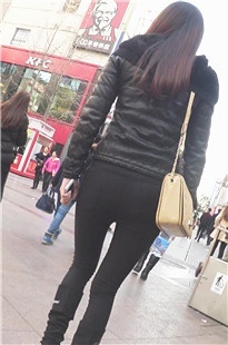 黑色紧身裤翘臀妞[180M/AVI]