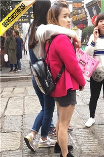 街拍蓝紧身牛仔裤和短裤美眉逛街[204M/MOV]