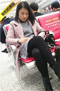 4K-高铁站候车的黑丝灰色连衣裙美眉[720M/MP4]