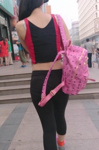 性感的路腰紧身裤美女[130M/MP4]