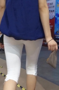 看展会的超薄白色打底裤MM[206M/AVI]